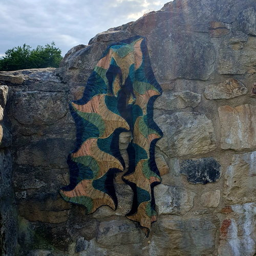 Starry Starry Night Schal vor alter Sandsteinmauer